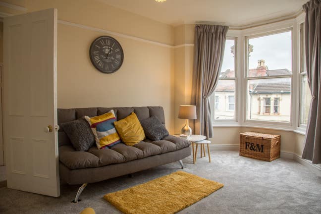 Lovely 2 bed flat on popular Glos Rd with parking Main Photo