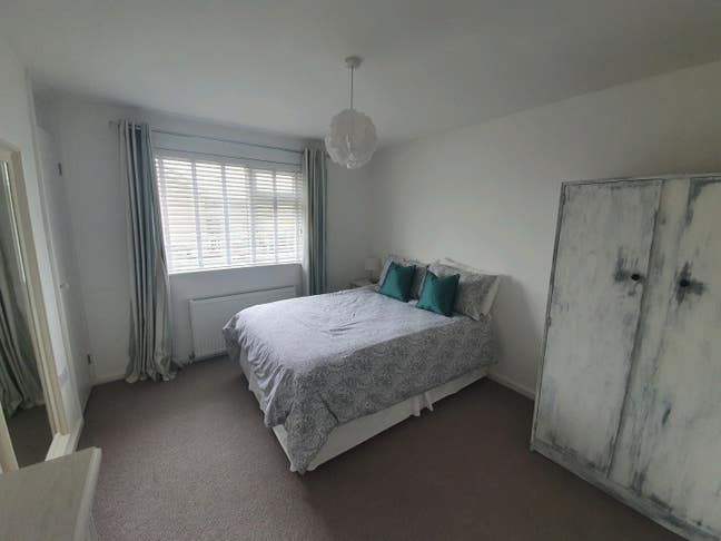 MON - FRI: Double room in 3 bed house Main Photo
