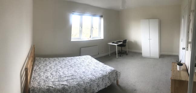 Large double bedroom near Newbury Park Main Photo