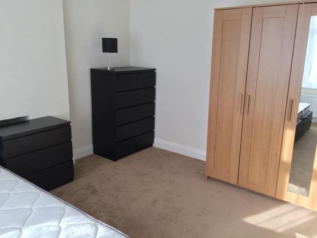 Large sunny bedroom in Tooting Brodway Main Photo