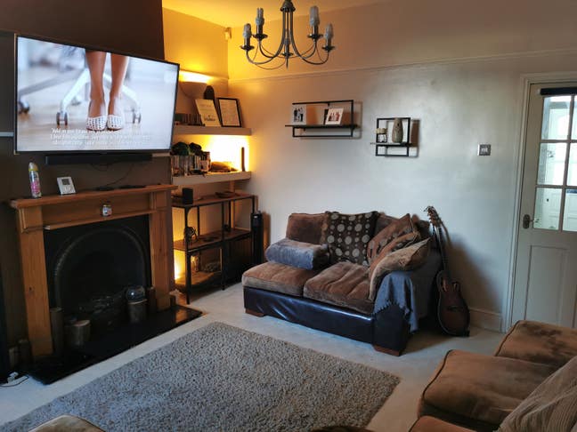 Double Bedroom in large 2 bed house Main Photo