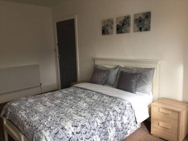 Spacious double bedroom close to train station Main Photo