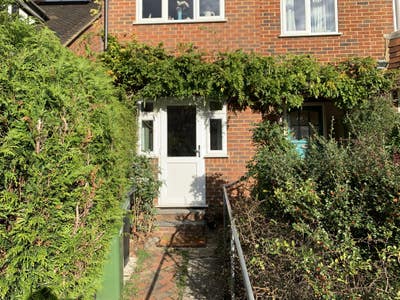 Self contained studio / en-suite / own front door Main Photo