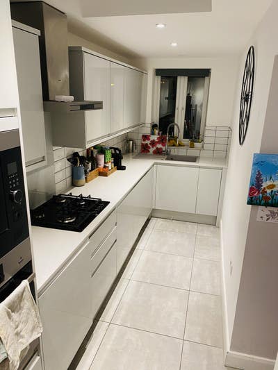 Room to let with 3 friendly girls  Main Photo