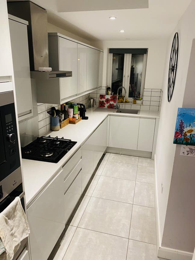 Room to let with 3 friendly girls  Main Photo