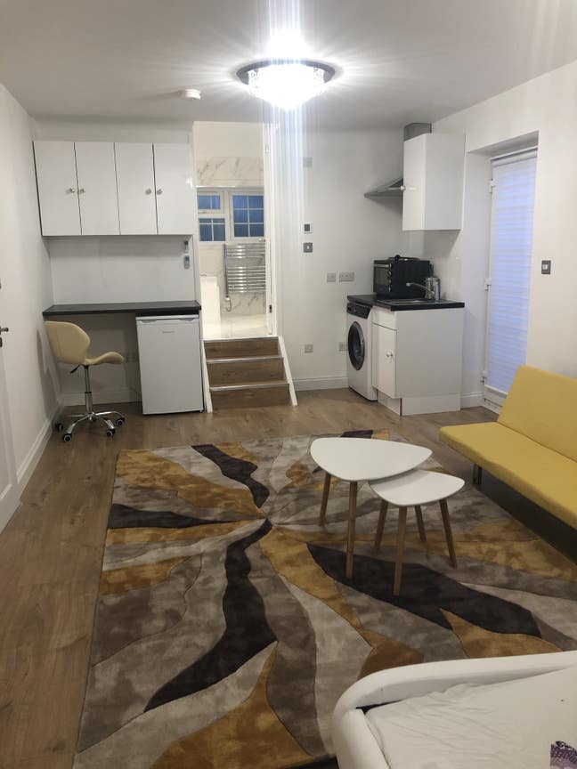 Spacious Studio Flat with Separated Entrance Main Photo