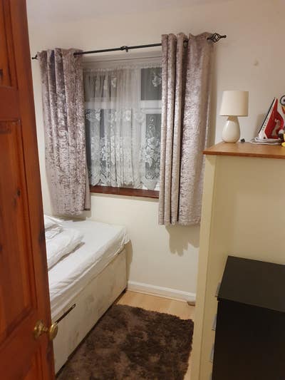 Looking for person to rent single room Main Photo