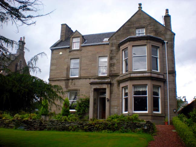 Available NOW-Spacious rooms West End flat  Main Photo