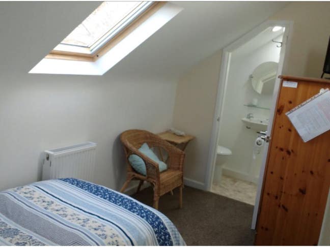 Ensuite -  Room only ,  and near the airport  Main Photo