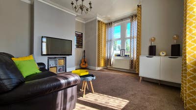 Comfortable double room to rent in share house Main Photo