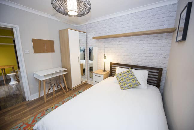 Stylish Double Room in Friendly House Share Main Photo