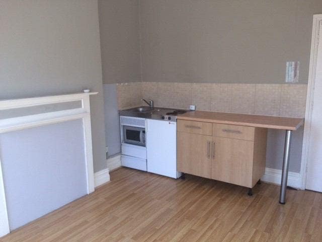 Self-contained single studio in Barons Court Main Photo