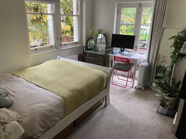 Fantastic large double room with garden view! Main Photo