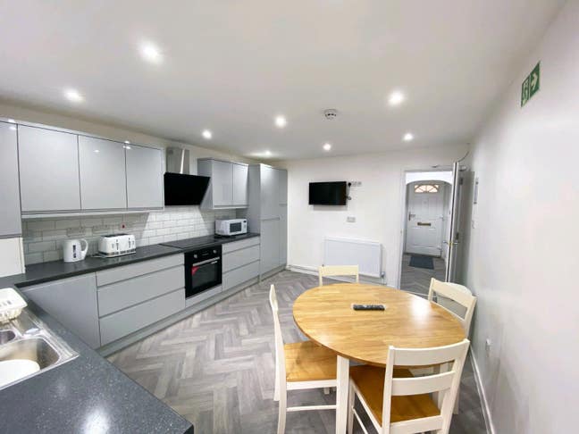 Double & Single Room for Benefit Recipients Only Main Photo