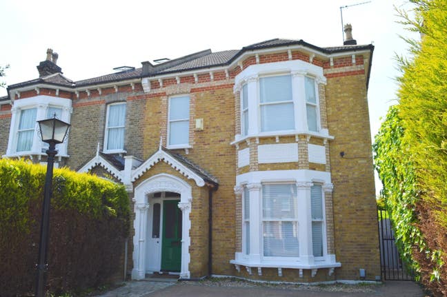 Shared House. Great transport links. Bills inc. Main Photo