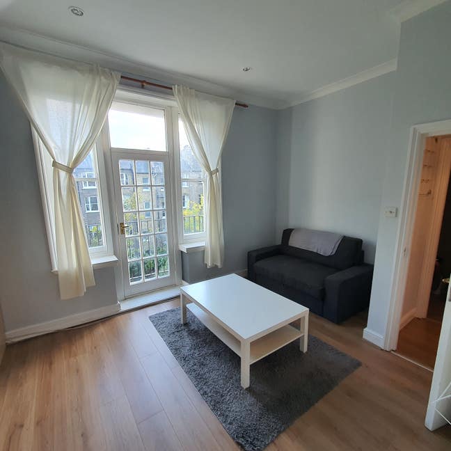 Bright cosy flat in Kilburn Main Photo