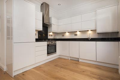 Fantastic refurbished 2 bed flat ! Main Photo