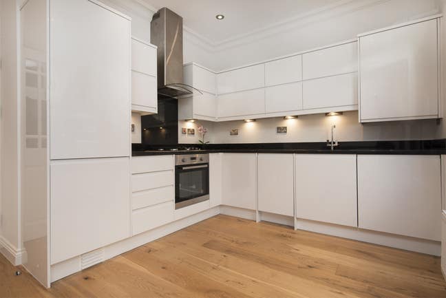 Fantastic refurbished 2 bed flat ! Main Photo