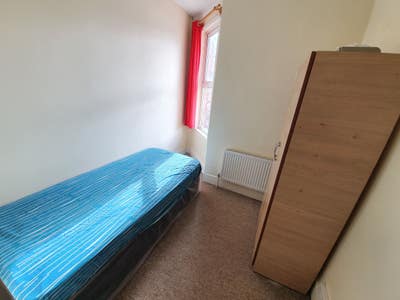 Small Cheap Single - 1 min walk from Kings 🏥 Main Photo