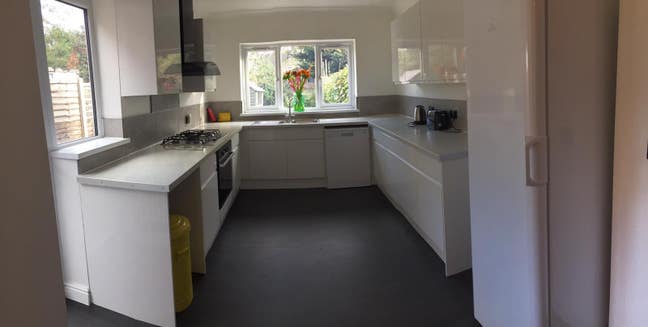 Spacious room in a friendly house share  Main Photo