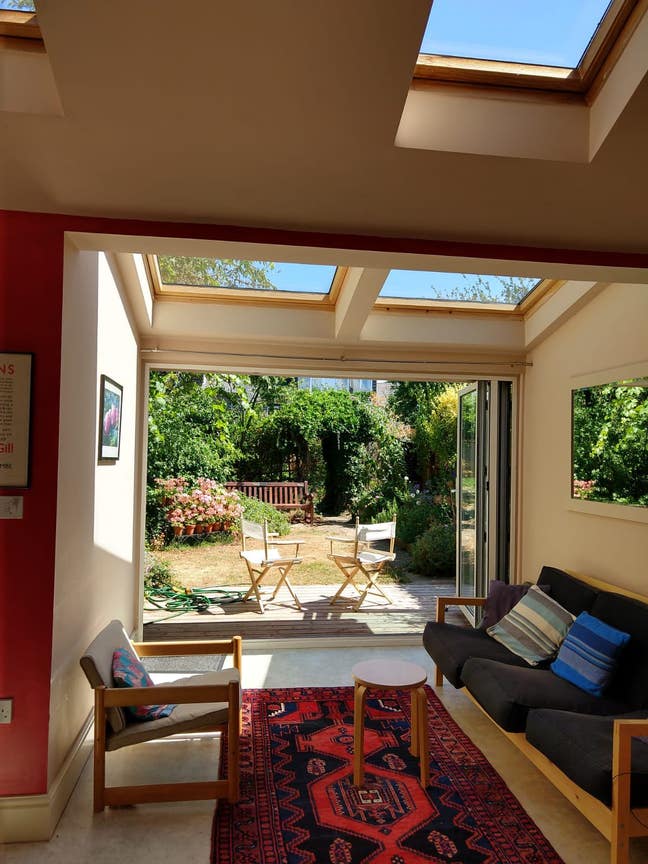 Large bright room in quiet friendly house Main Photo