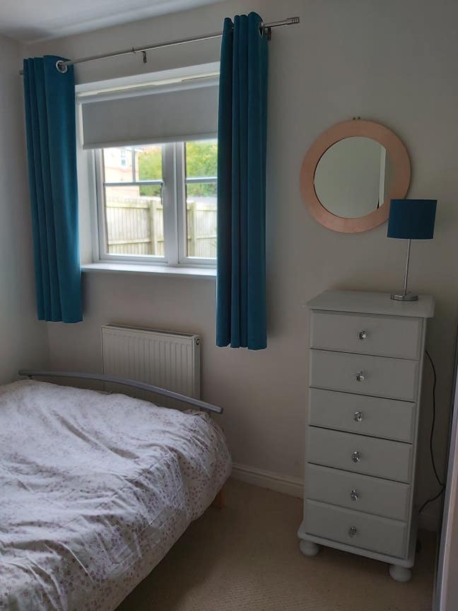 Room in quiet area near university  Main Photo