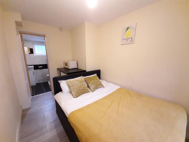  Double  En-Suite   -  off  Radford  Road  -  CV6  Main Photo