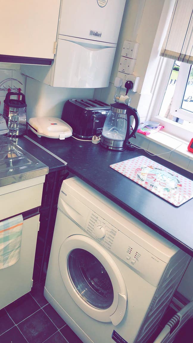 Female preferred ,  Room  to  rent. Main Photo