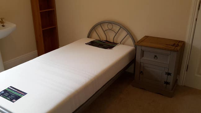 Large Singal Room in Quite House Close to Marsh Ba Main Photo
