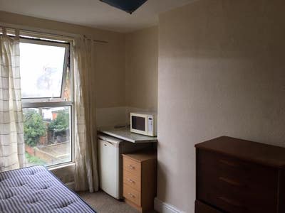 Bedsit near town centre available immediately Main Photo