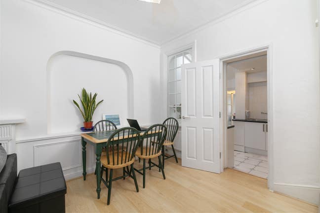 Nice 2 Bed Hse in Stratford Village Near Station Main Photo