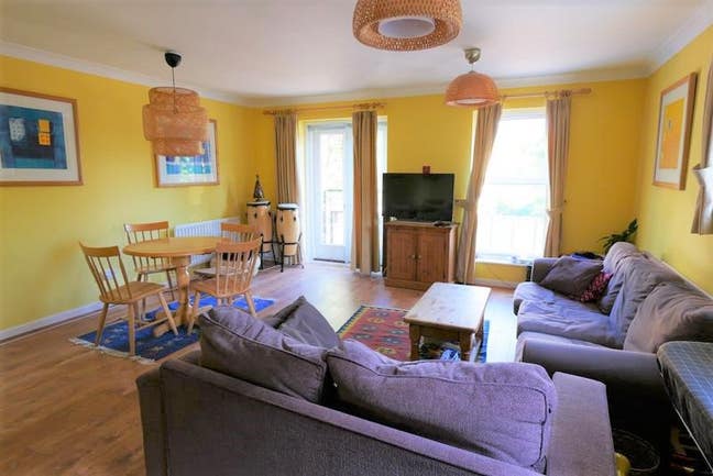Ensuite double in a duplex flat 1000pm incl. bills Main Photo