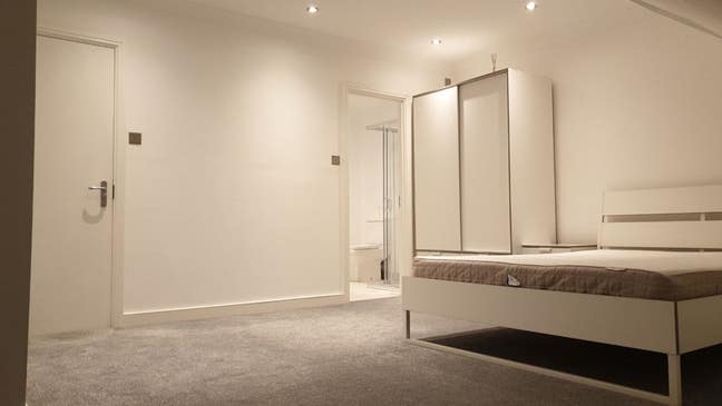 Large Ensuite, Near Queens Road Peckham Main Photo