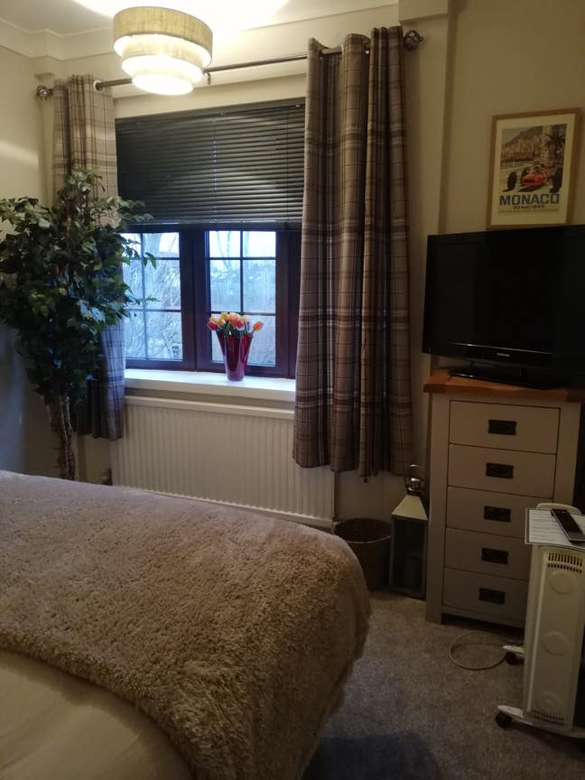Lovely cozy room with easy access to the A14.  Main Photo
