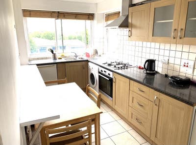 32b Amazing Location only 3 people to share with  Main Photo