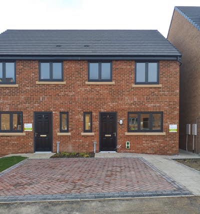 2 person house share, own bathroom + parking Main Photo