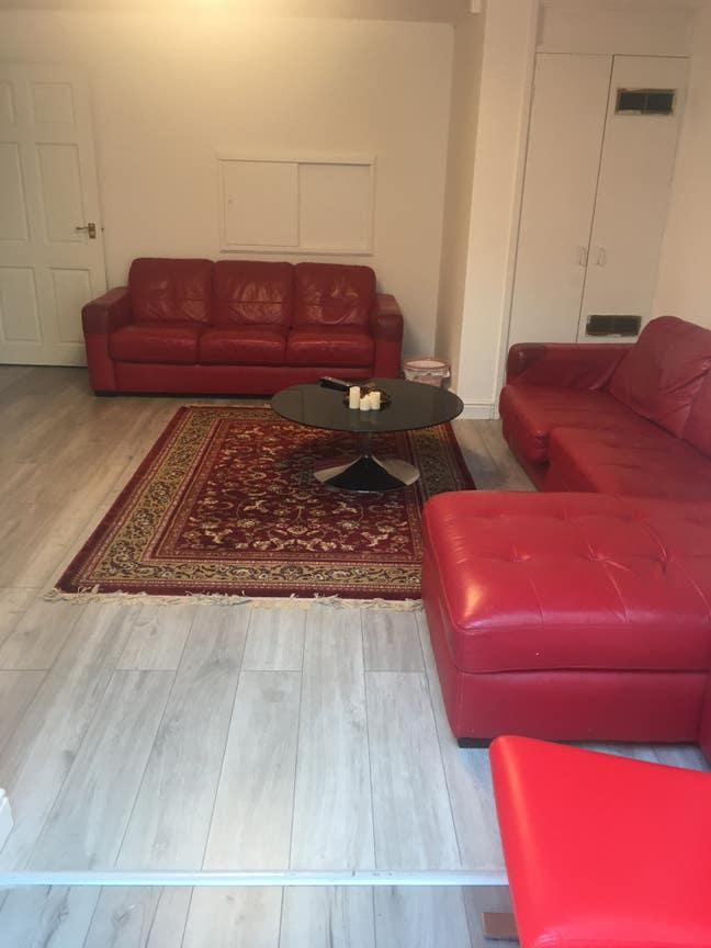 One bed room in a 3 bed flat  Main Photo