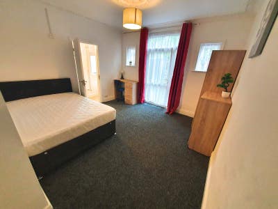 Large Ensuite Room Southampton Centre - SO15 2FY Main Photo