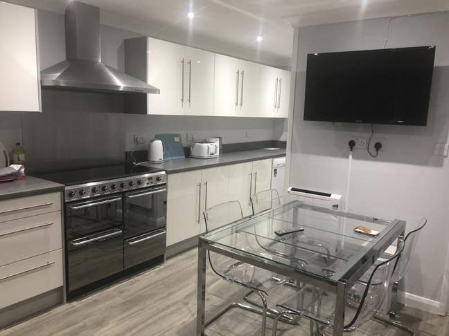 Refurbished Home Near Station & Hospital Main Photo