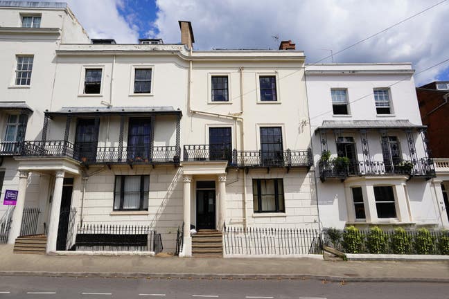 Town Centre Ensuite Room Available Main Photo