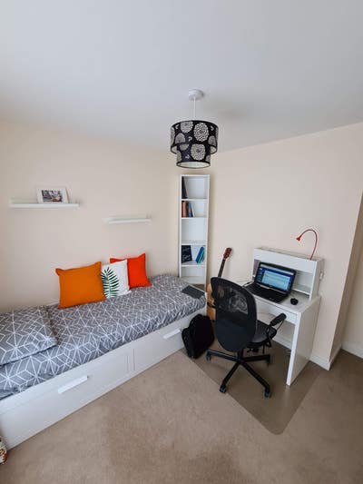 Single Bedroom in Two Bedrooms Flat  Main Photo