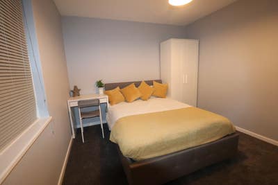 * 1 Room available in a 4-Bed Flat Close to City* Main Photo