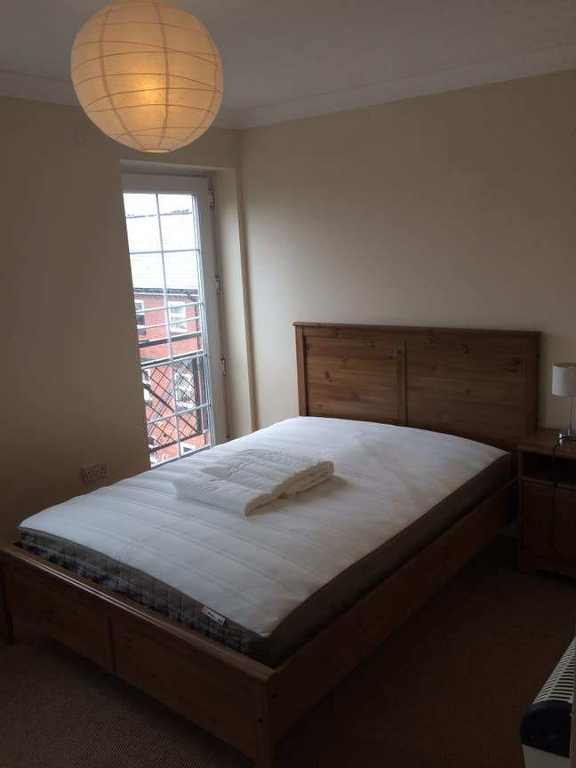 Large Double Ensuite Room - Fantastic Location Main Photo