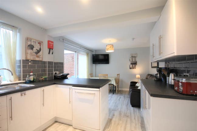 En suite & parking close to College & Hospital  Main Photo