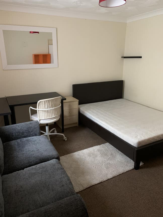 Large double room near Aylesford, off rd parking. Main Photo
