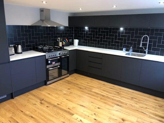 Ensuite rooms available in this stunning townhouse Main Photo