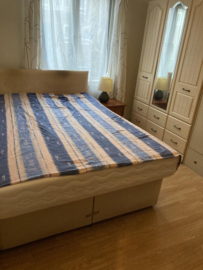 Room with streetview + bills inclusive Main Photo