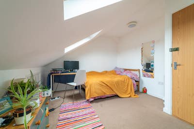 Cosy attic room near local amenities  Main Photo