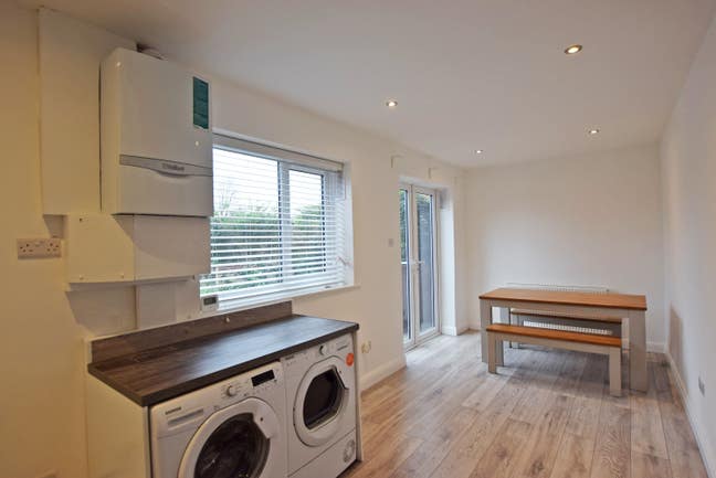 *** Small double bedroom Ideal for Cabin Crew*** Main Photo