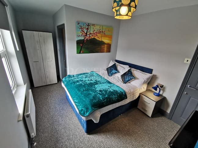 Double ensuite room near train station Main Photo